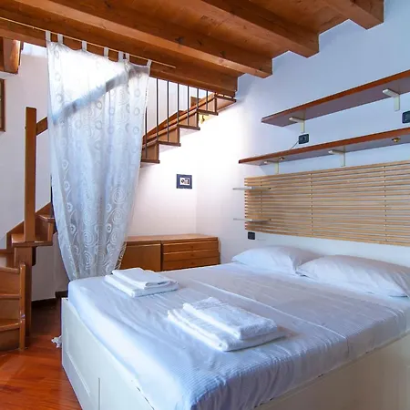 Apartamento Dimora Teatro 4 With 3 Sleeps And Balcony Verona